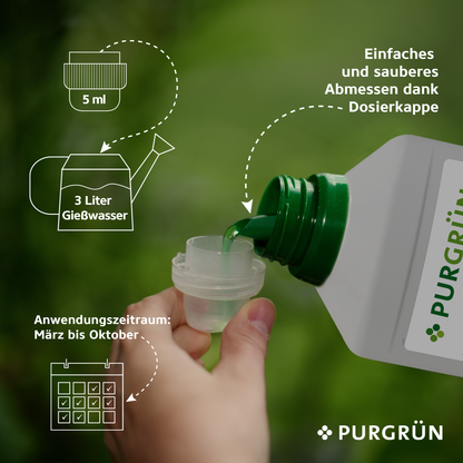 Eine Hand gießt grünen Gartendünger 1 Liter von Purgrün in eine Messkappe, mit bebilderter Anleitung zur NPK-Zusammensetzung, zum Mischen mit Wasser und zur Anwendung von März bis Oktober.