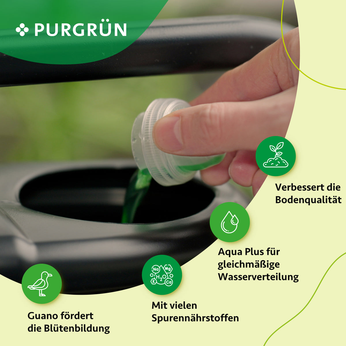 Eine Hand gießt 1 Liter grüne Flüssigkeit, Kübelpflanzendünger, aus einer kleinen Flasche in einen Behälter. Das Purgrün-Logo erscheint zusammen mit deutschen Symbolen, die für verbesserte Bodenqualität, hohe Nährstoffe und gleichmäßige Wasserverteilung stehen.