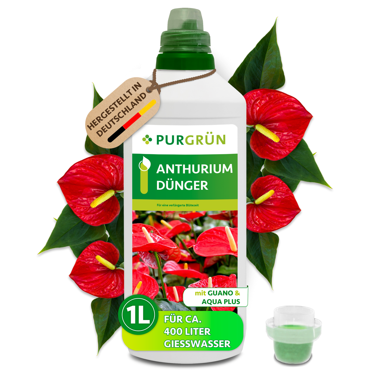 Purgrün Anthurium-Dünger in der 1-Liter-Flasche mit Dosierkappe, umgeben von roten Anthurien; reicht für ca. 400 Liter Gießwasser.