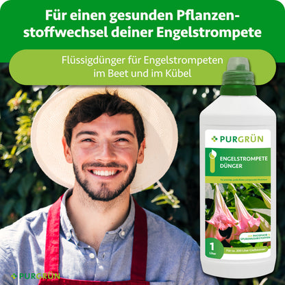 Gärtner mit 1-Liter-Flasche Engelstrompete-Dünger für Pflanzen im Beet und Kübel.