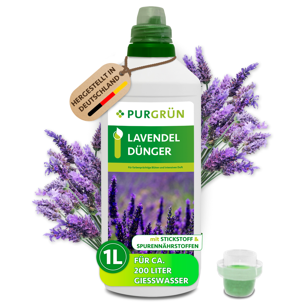 Purgrün Lavendel-Dünger in der 1-Liter-Flasche mit Dosierkappe, umgeben von Lavendelblüten und mit Anhänger „Hergestellt in Deutschland“.