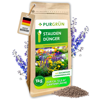 Purgrün Staudendünger im wiederverschließbaren 1-kg-Beutel mit sichtbarem Krümelgranulat und „Made in Germany“-Anhänger.
