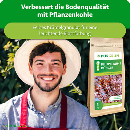 Ein Gärtner hält den Düngerbeutel; Pflanzenkohle verbessert die Bodenqualität, feines Krümelgranulat unterstützt eine leuchtende Blattfärbung.