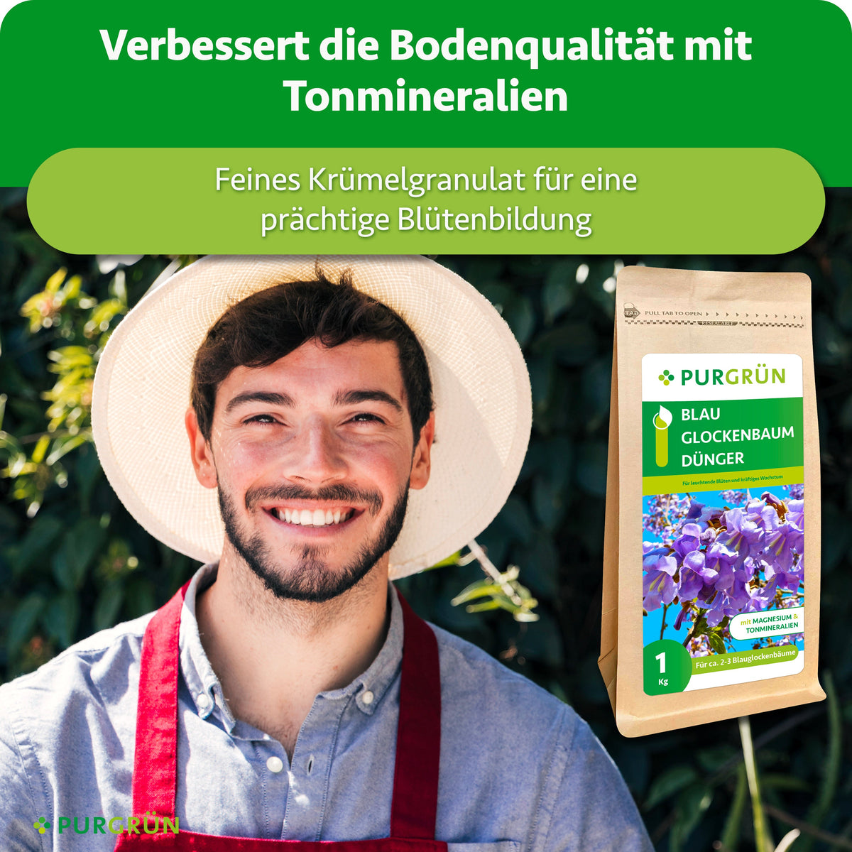 Ein lächelnder Mann mit Strohhut und roter Schürze steht im Freien neben einem 1-kg-Sack Purgrün Blauglockenbaum-Dünger mit blauen Blüten. Der Text oben wirbt für verbesserte Bodenqualität und besseres Pflanzenwachstum dank Tonmineralien.
