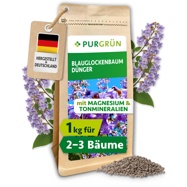 Purgrün Blauglockenbaum-Dünger im 1-kg-Beutel, umrahmt von violetten Blüten und mit sichtbarem Düngerkorn.