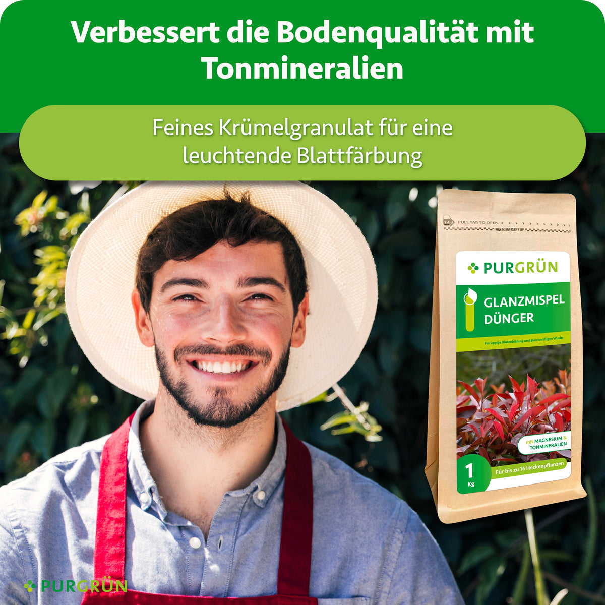 Ein lächelnder Mann mit Hut und roter Schürze steht im Freien neben einem Beutel Purgrün Glanzmispel-Dünger 1 kg mit rotblättrigen Pflanzen auf dem Etikett. Der deutsche Text hebt die bessere Bodenqualität mit diesem Dünger hervor.