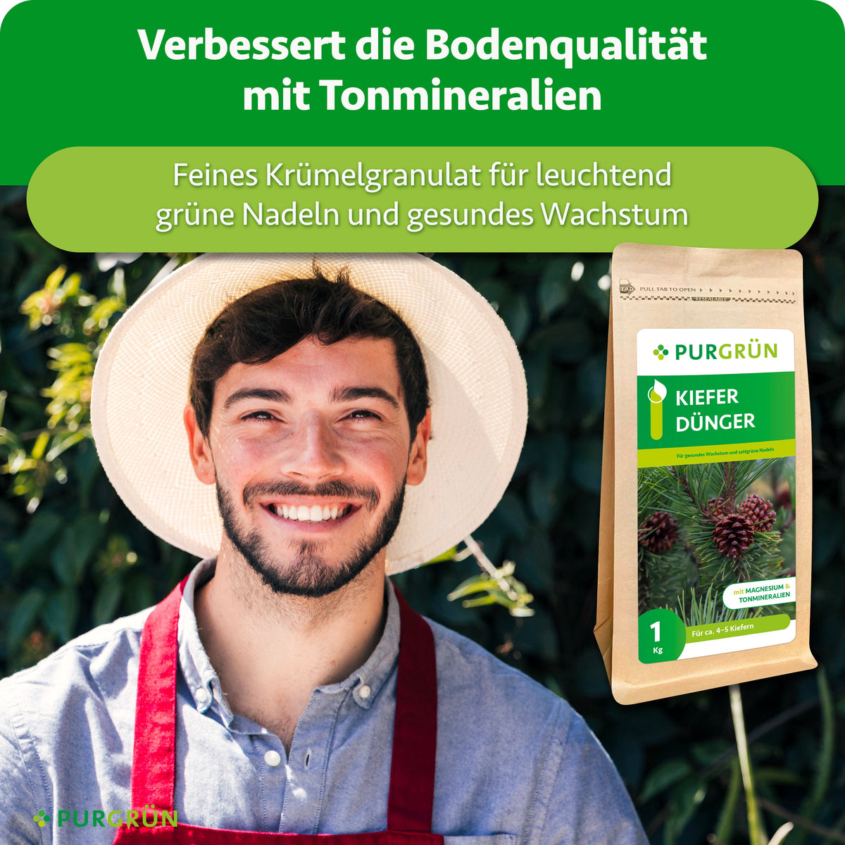 Lächelnder Gärtner neben dem Düngerbeutel; Tonmineralien verbessern die Bodenqualität, feines Krümelgranulat fördert leuchtend grüne Nadeln und gesundes Wachstum.