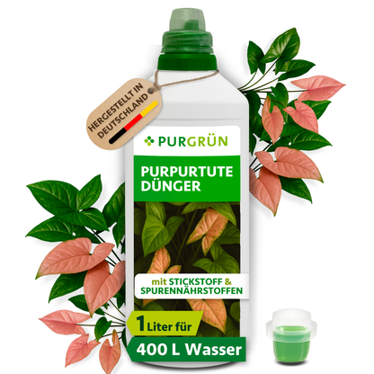 Purgrün Purpurtute-Dünger in der 1-Liter-Flasche mit Dosierkappe, umgeben von Purpurtute-Blättern und mit Anhänger „Hergestellt in Deutschland“.